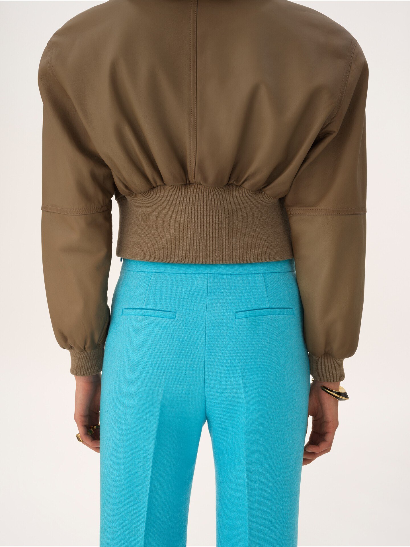 Straight cropped trousers in wool cr&ecirc;pe - 9