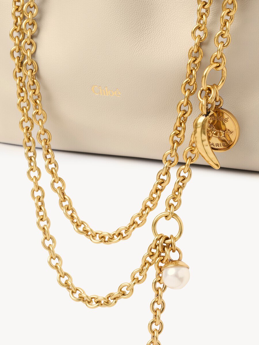 Bolso de hombro peque&ntilde;o Chlo&eacute; Icons con cadena de cuero suave - 7