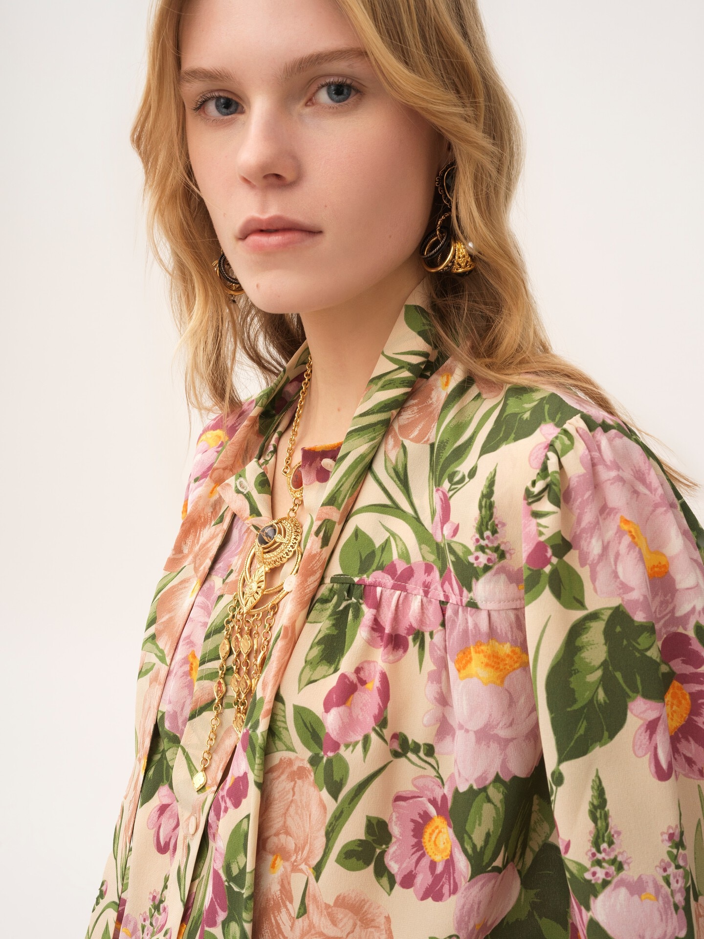 Blouse lavalli&egrave;re large fronc&eacute;e en cr&ecirc;pe de chine - 7