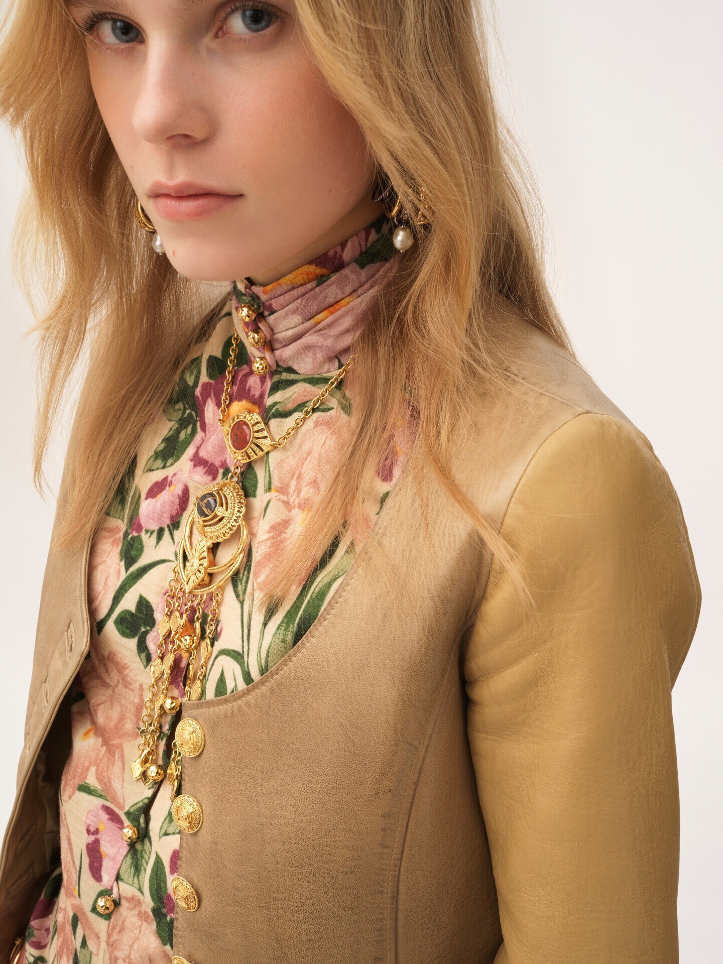 Chaqueta ce&ntilde;ida con cuello redondo de cuero - 8