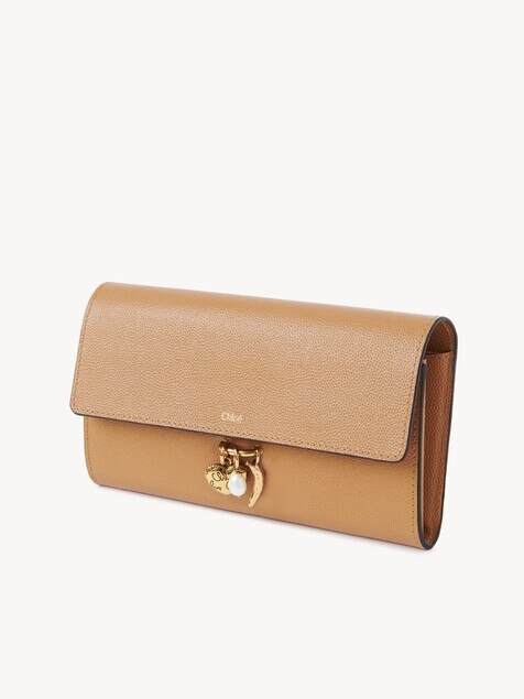 Portefeuille long &agrave; rabat Chlo&eacute; Charms en cuir grain&eacute;