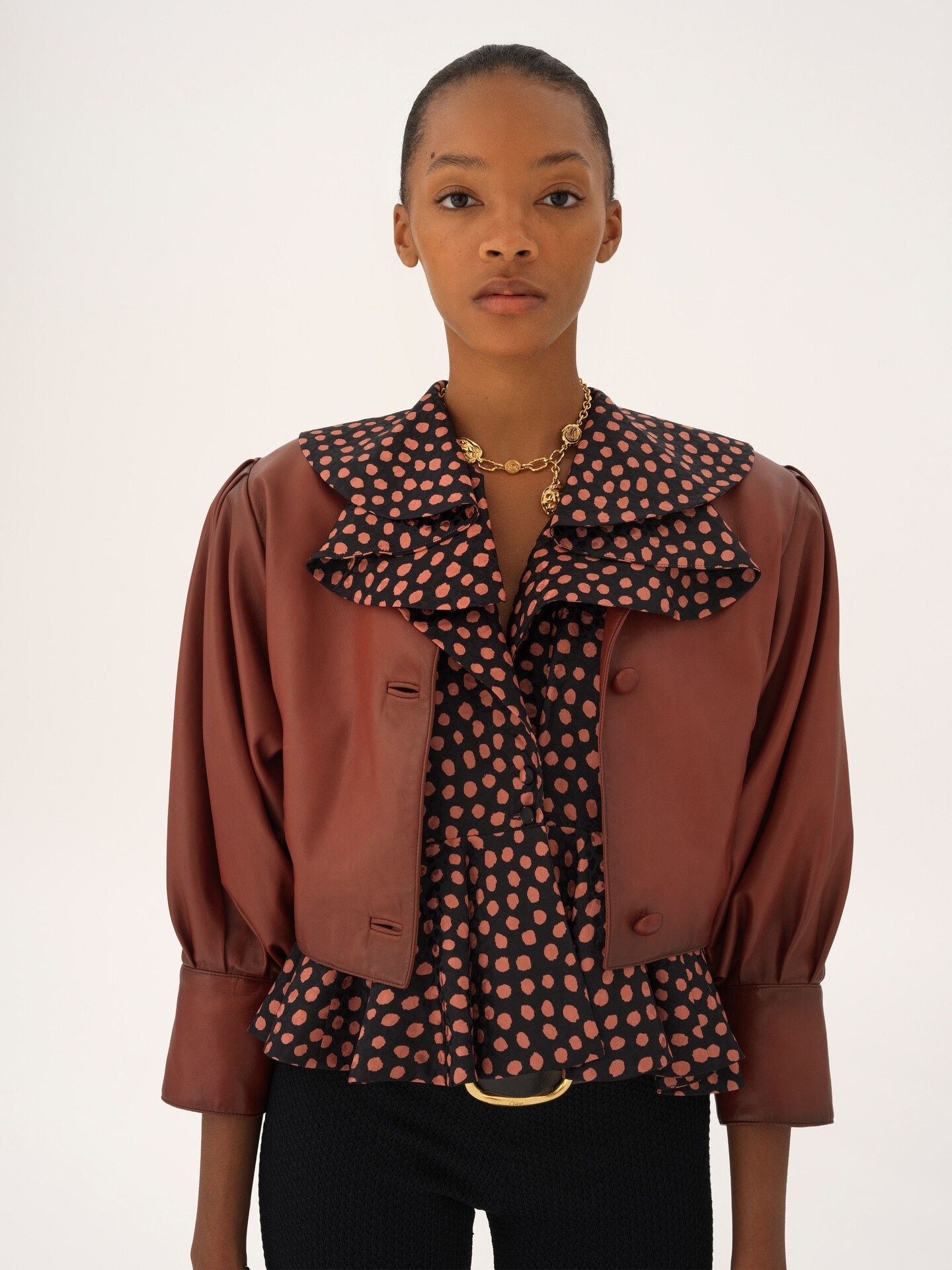 Cropped collarless jacket in leather - 8