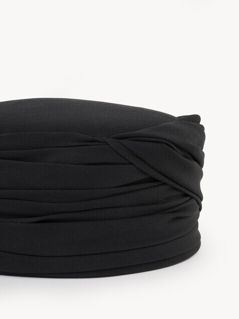 El sombrero Chlo&eacute; Toque en crep&eacute; de seda