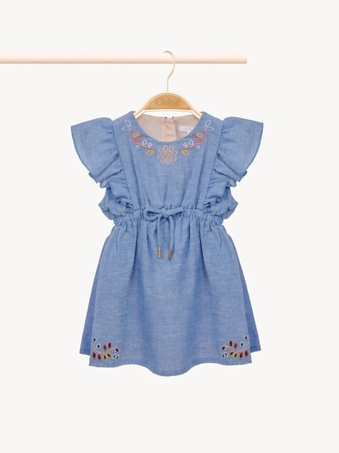 Besticktes Kleid und Hut