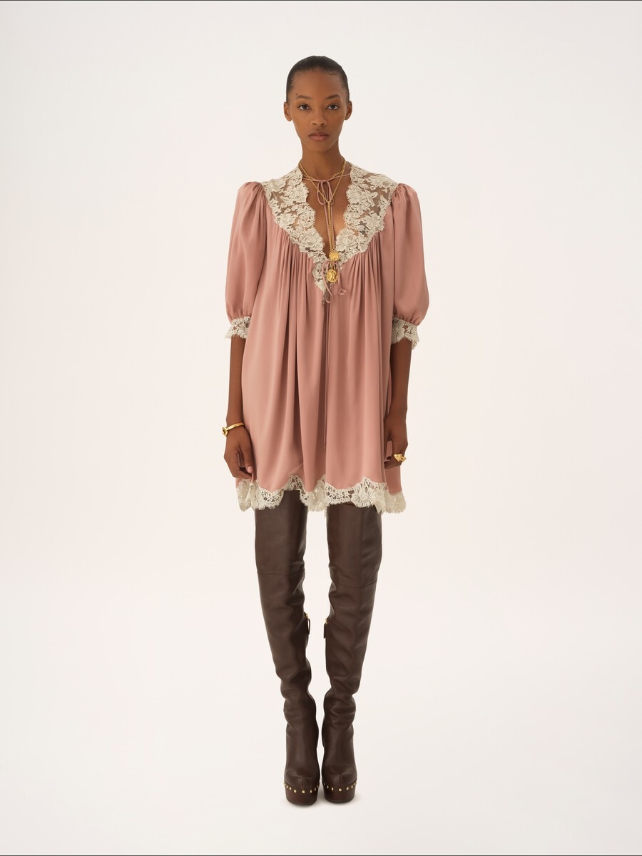 Mini robe fronc&eacute;e col V en satin de soie lav&eacute; et dentelle - 1