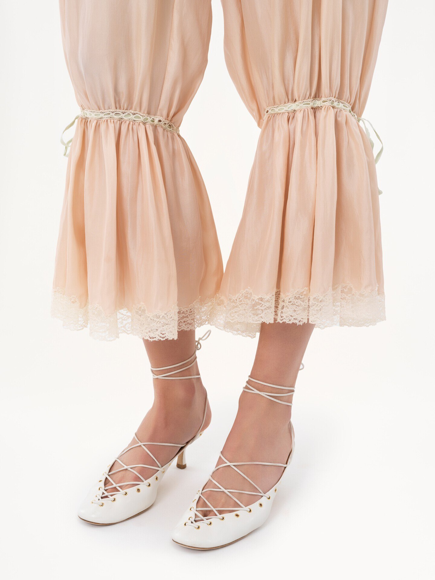 Fluid cropped pants in washed silk pong&eacute; & lace - 6