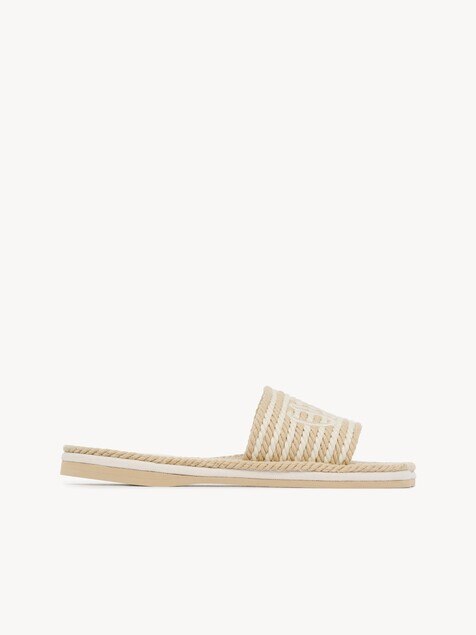 Chlo&eacute; Sand slide