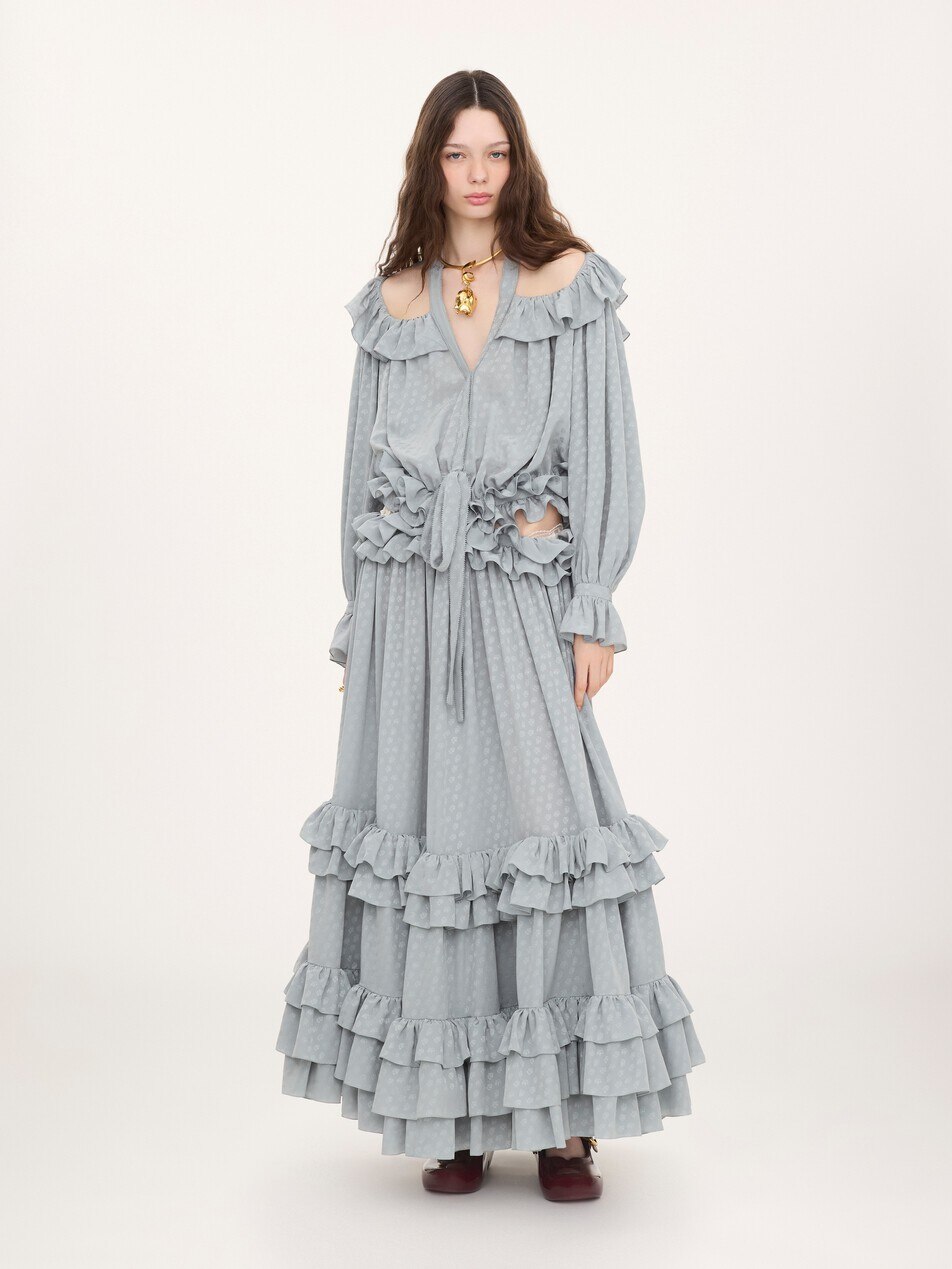 Robe longue &agrave; volants et d&eacute;coupes en soie jacquard
