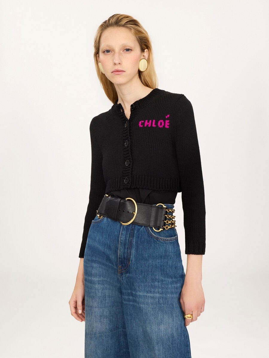 K&ouml;rperbetonte Cropped-Strickjacke aus Baumwollstrick mit Logo  - 4