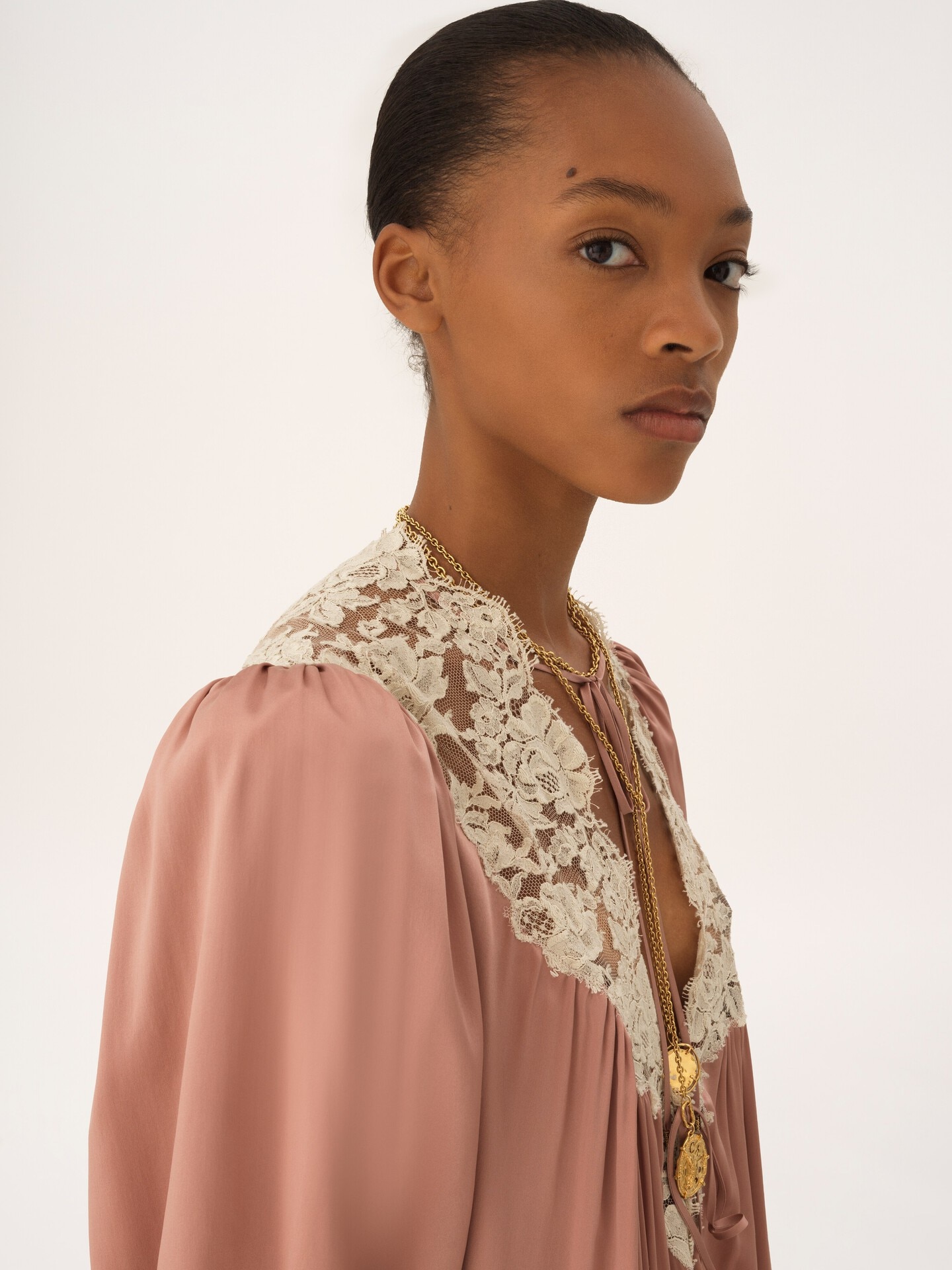 Mini robe fronc&eacute;e col V en satin de soie lav&eacute; et dentelle - 6