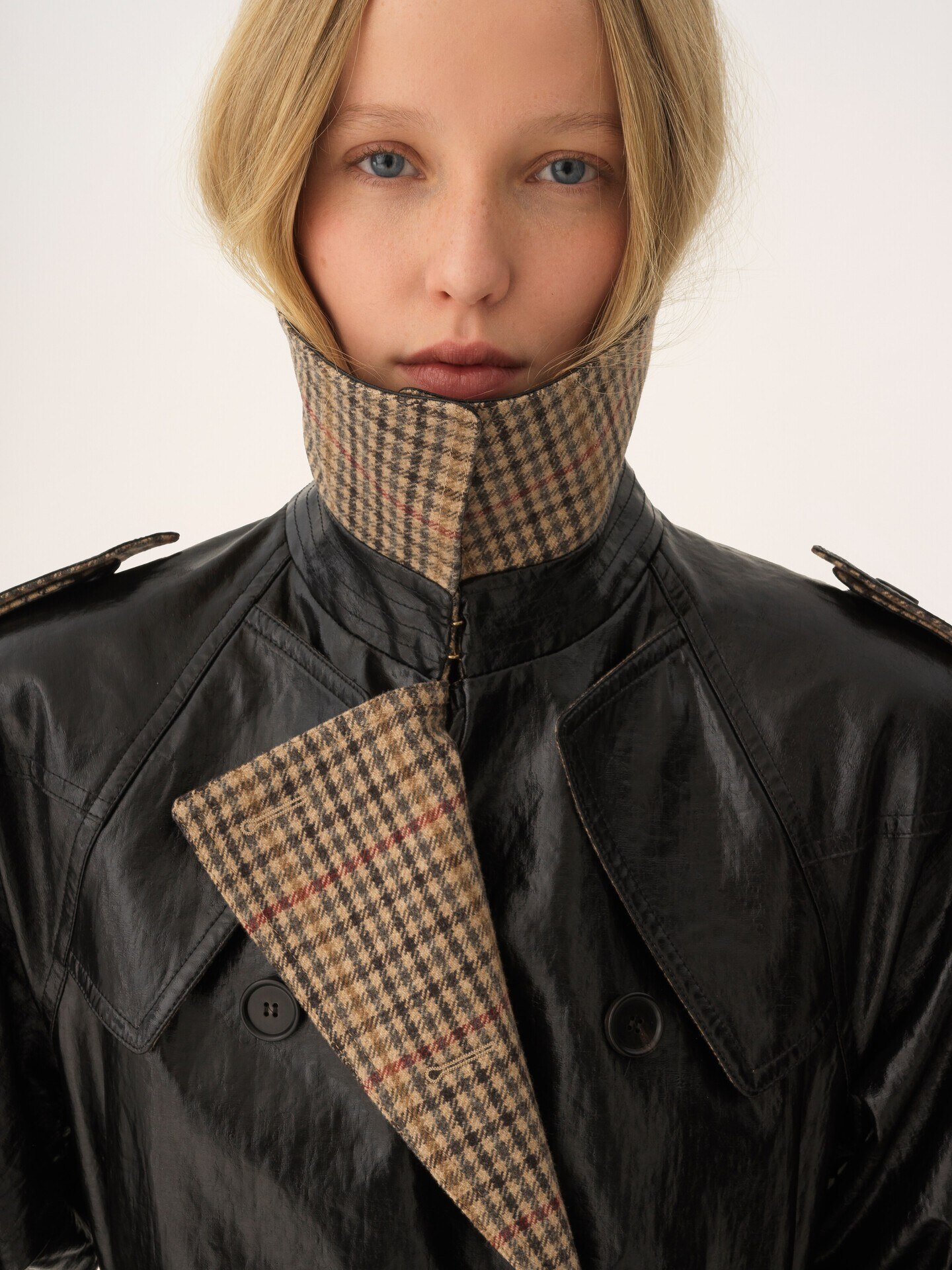 Double-breasted short riding coat in coated linen - 8
