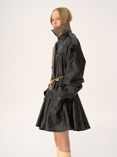 Double-breasted short riding coat in coated linen - 7