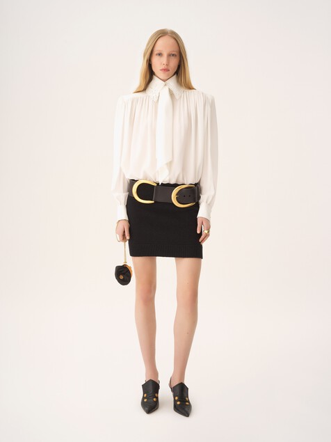 Blouse lavalli&egrave;re fronc&eacute;e en cr&ecirc;pe de chine et broderie anglaise
