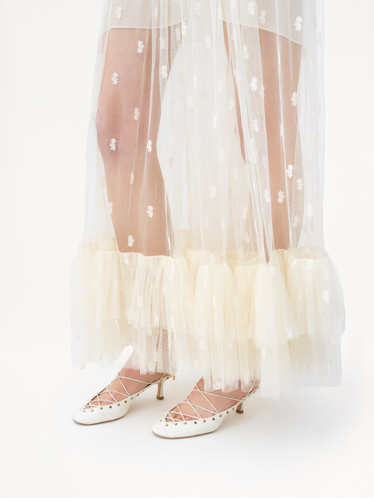 Abito lungo arricciato con scollo a V in pizzo ricamato - 6