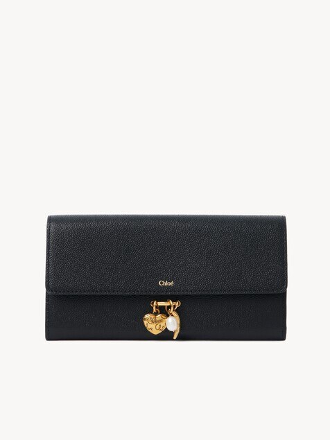 Cartera larga con solapa Chlo&eacute; Charms de cuero granulado