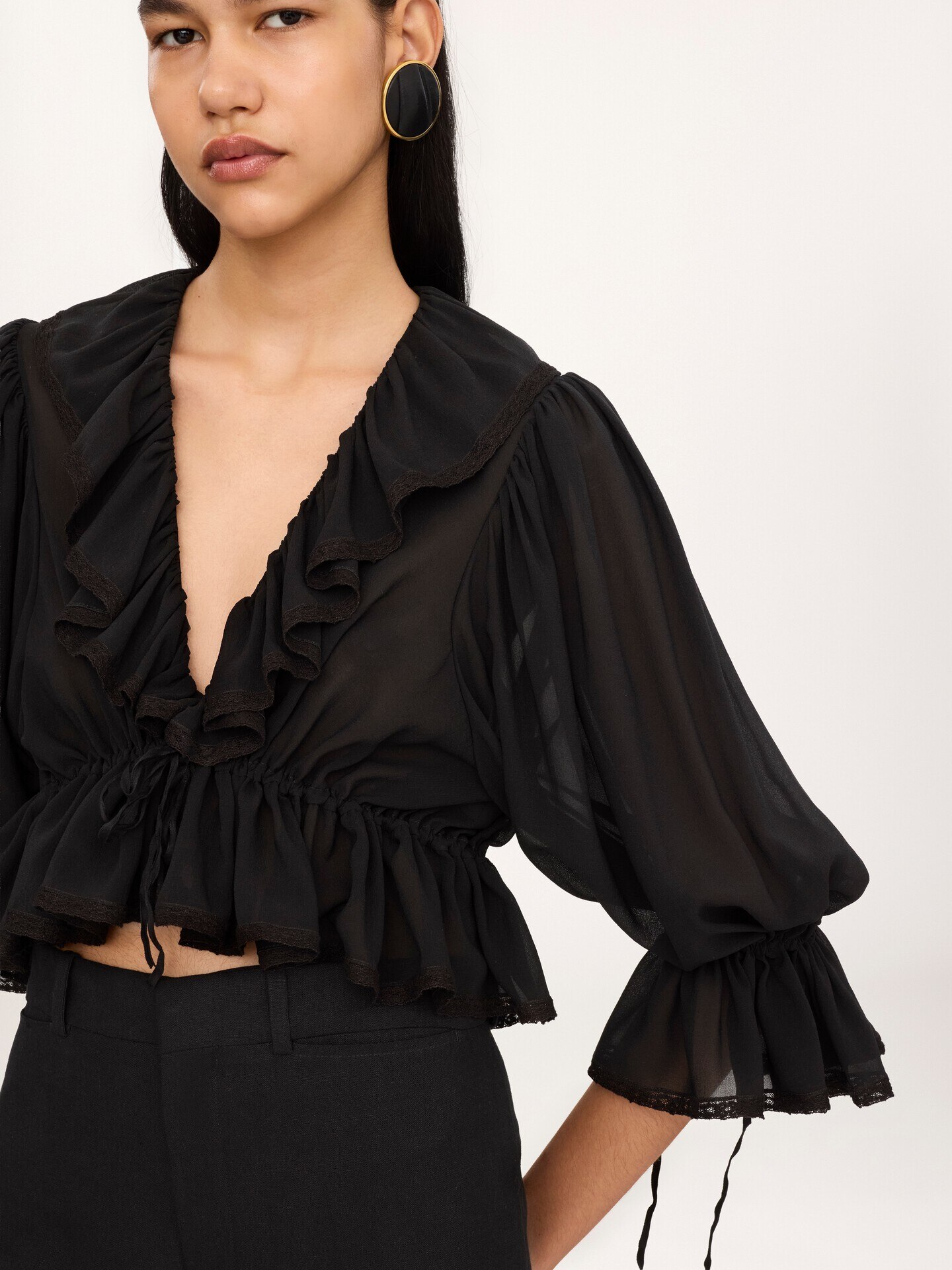 Top cropped con volantes y cuello en&nbsp;V de georgette de seda y encaje - 4