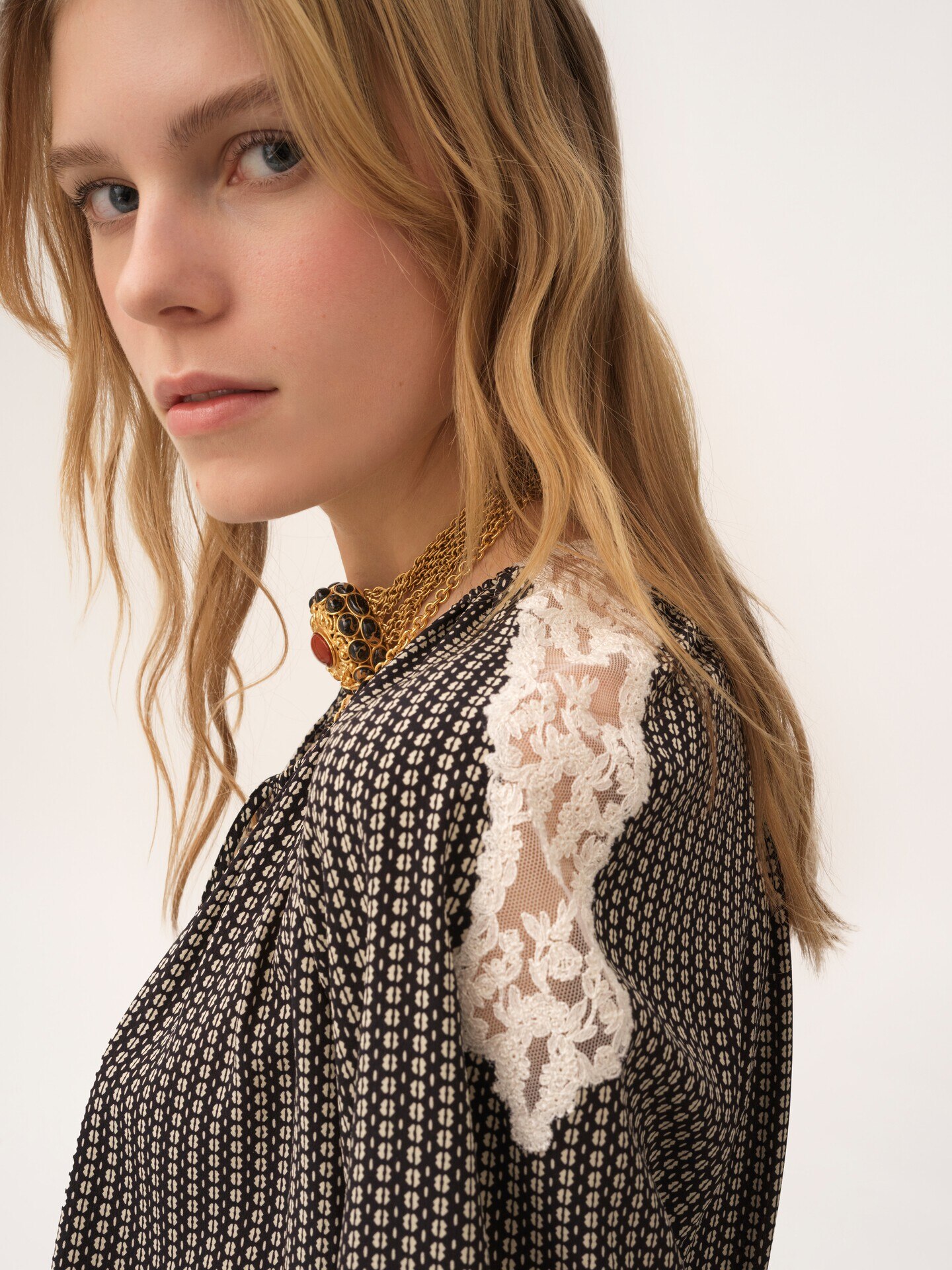 Open-neck top in cr&ecirc;pe de chine & lace - 6