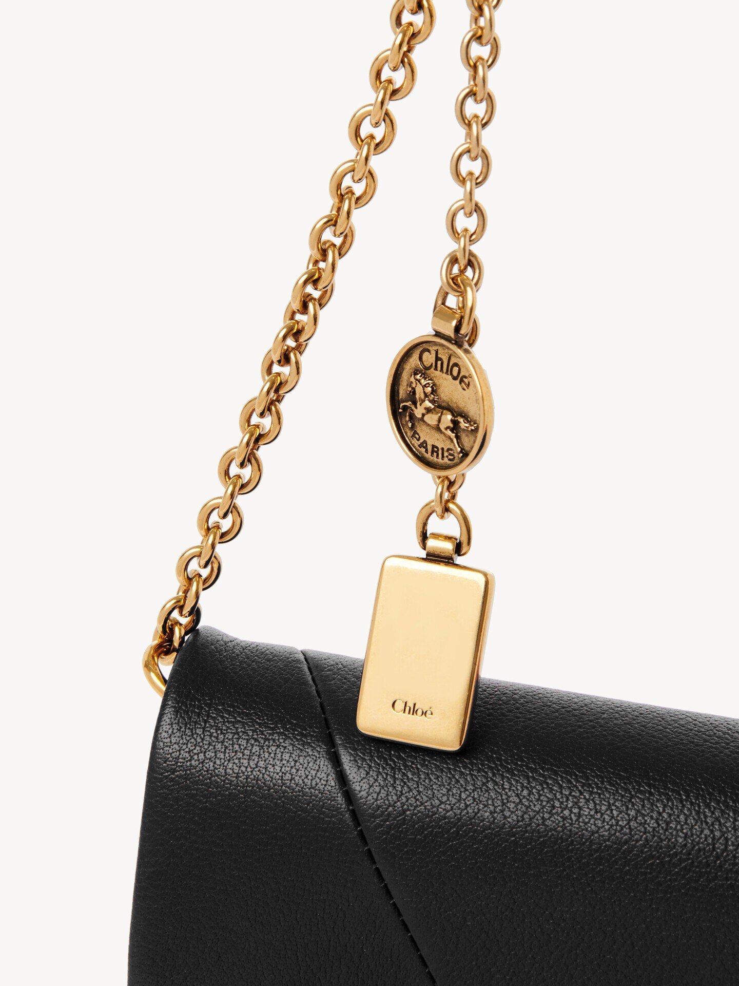 Chlo&eacute; Spin flap wallet on chain in grained leather - 7