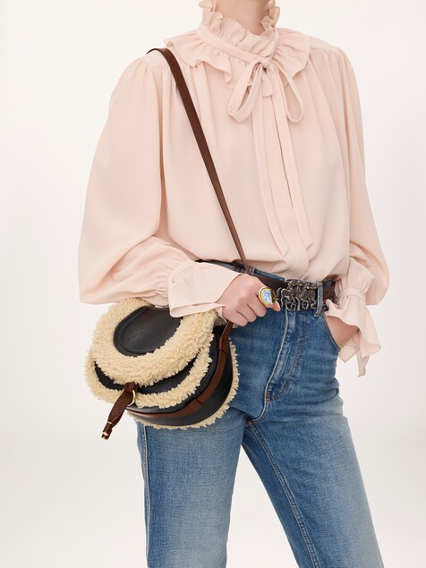 Bolso saddle Marcie peque&ntilde;o de cuero de borrego y cuero granulado