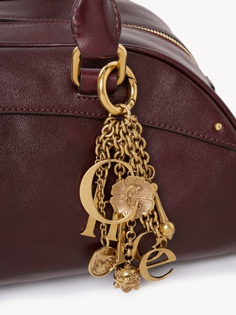 Charm de bolso llavero Chlo&eacute; Symbols Logo de lat&oacute;n