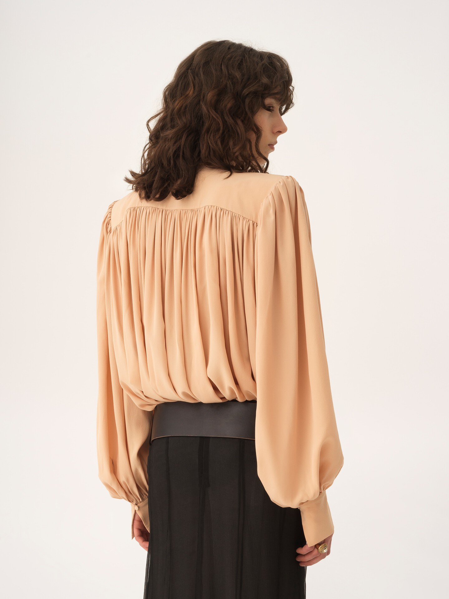 Blusa arricciata oversize con lavalli&egrave;re in cr&ecirc;pe de chine - 5