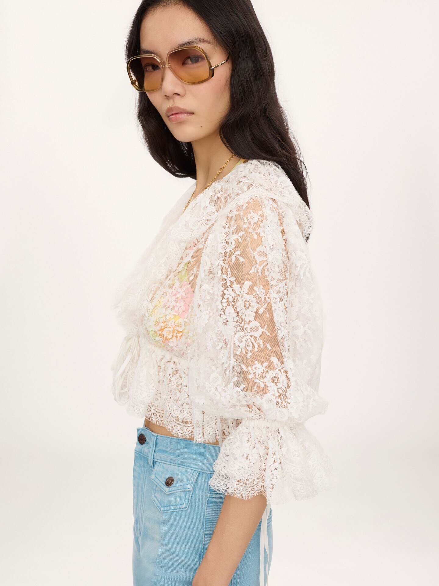 Top cropped de encaje con cuello en V y volantes - 6.0