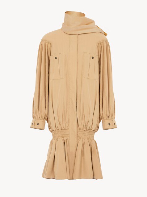 Hochgeschlossener geraffter Trenchcoat aus Baumwollpopeline