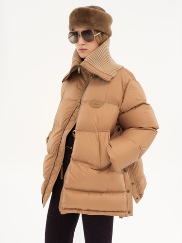 シャイニーナイロン製ハイネックダウンジャケット Pearl Beige シャイニーナイロン製ハイネックダウンジャケット Pearl Beige