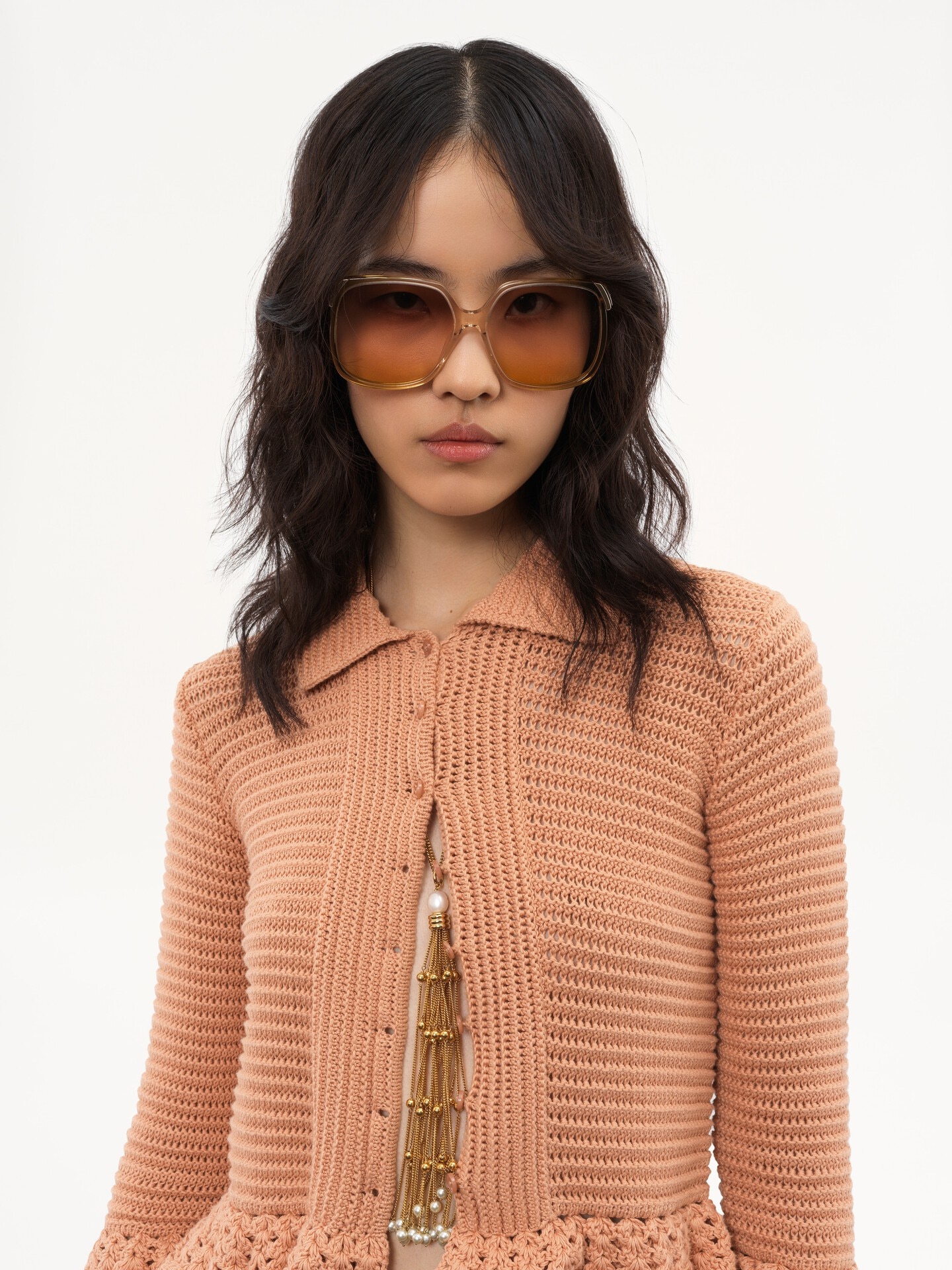 Schmal geschittene Strickjacke aus Häkel-Strick mit Rüschen - 7