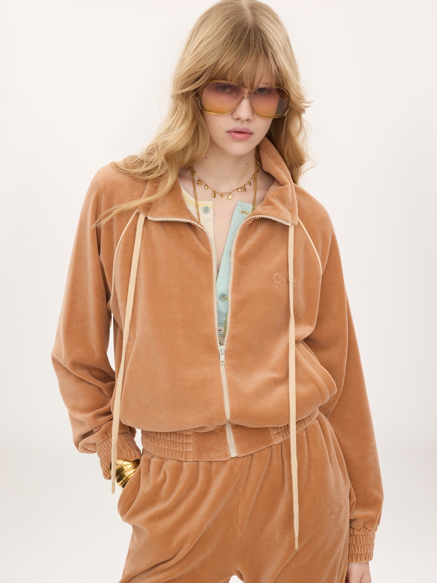 Chaqueta de ch&aacute;ndal de terciopelo con cuello alto y logotipo - 3.0