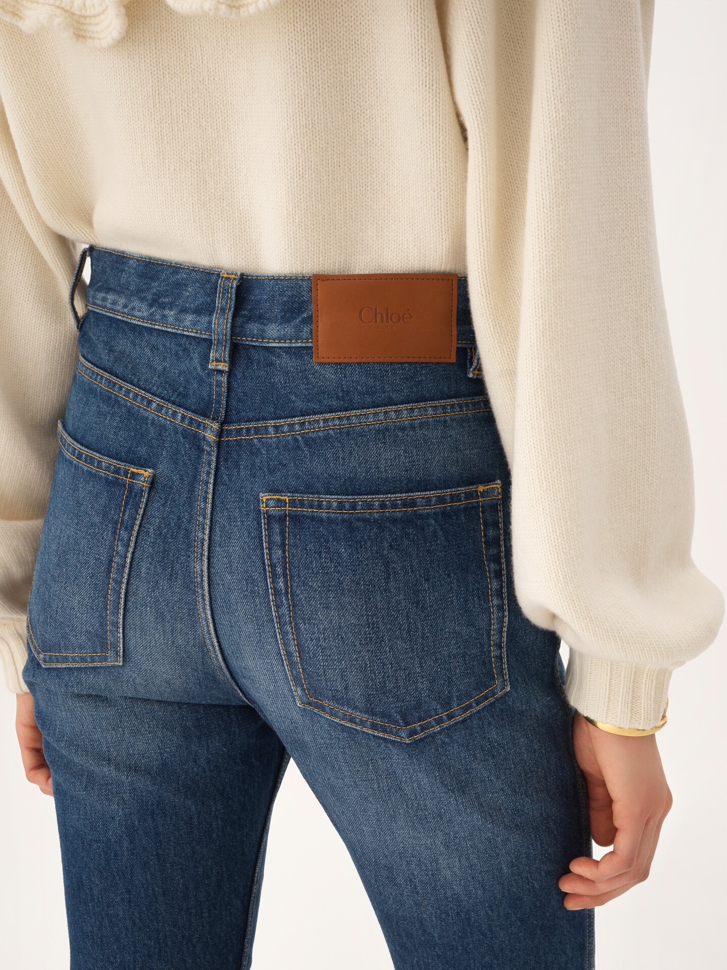 Hochtaillierte Capri-Jeans aus Denim - 5