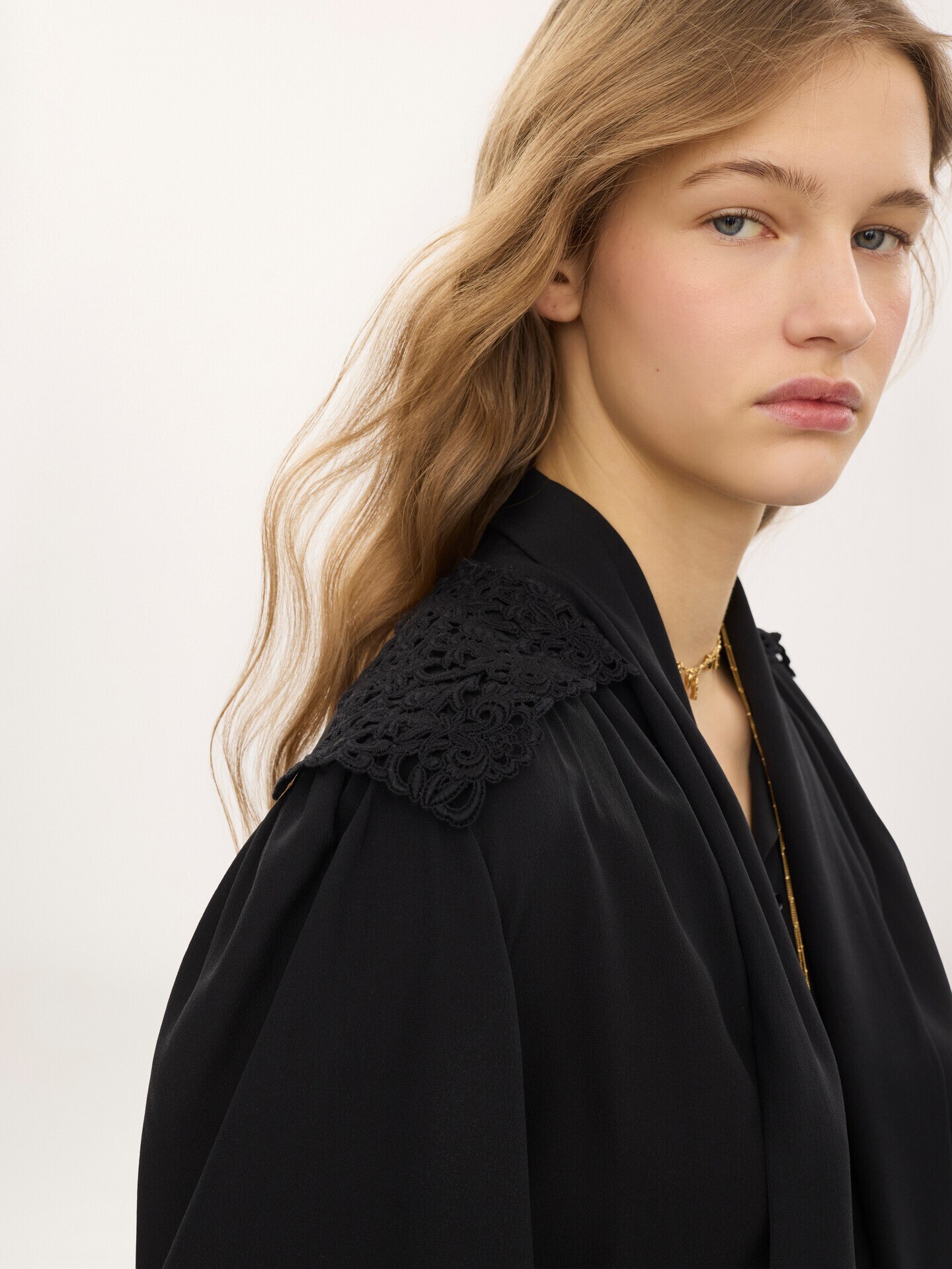 Blusa con pa&ntilde;uelo anudado fruncida de crep&eacute; de seda china con encaje - 6.0