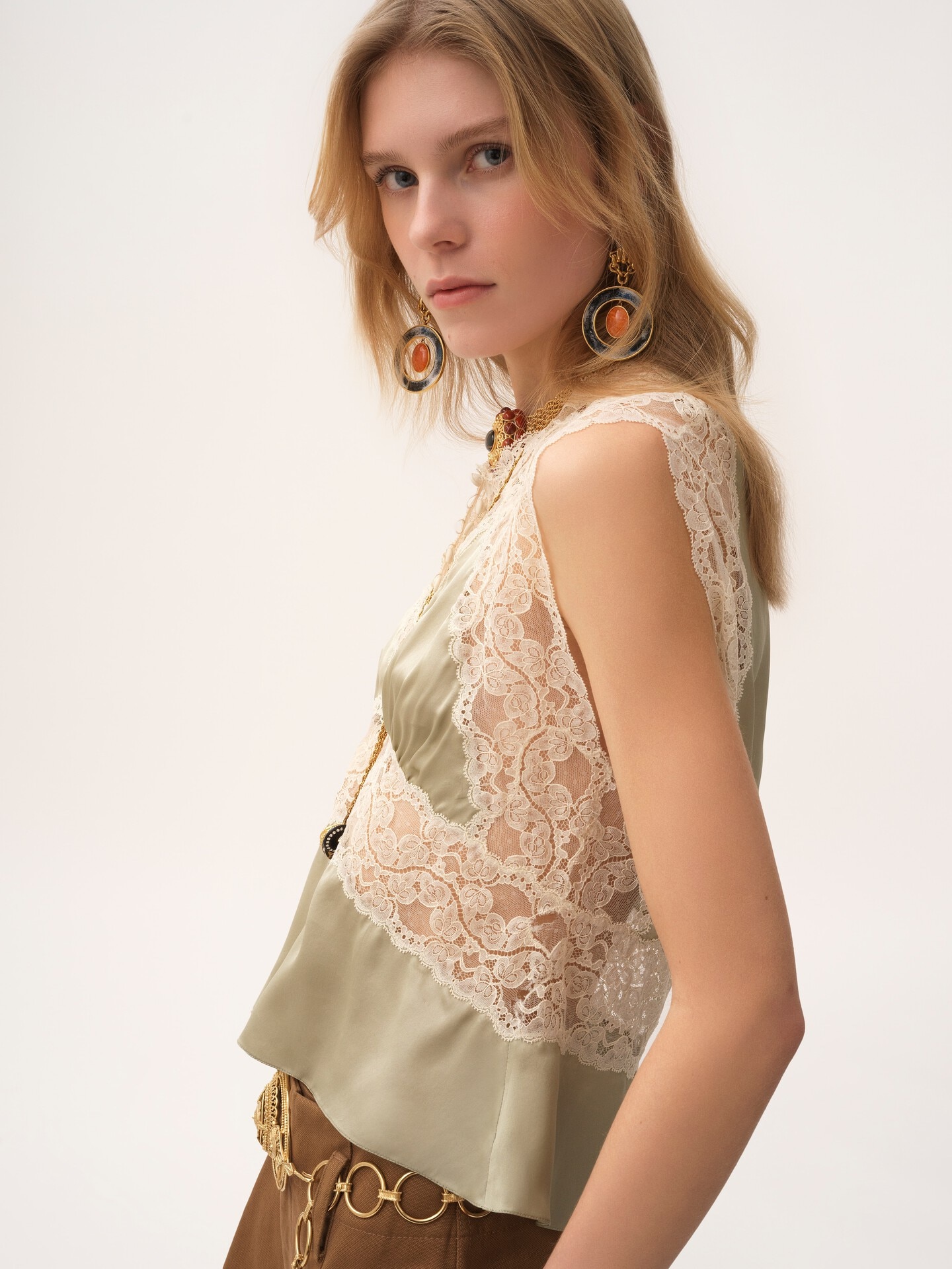 Top col V en satin de soie et dentelle - 6