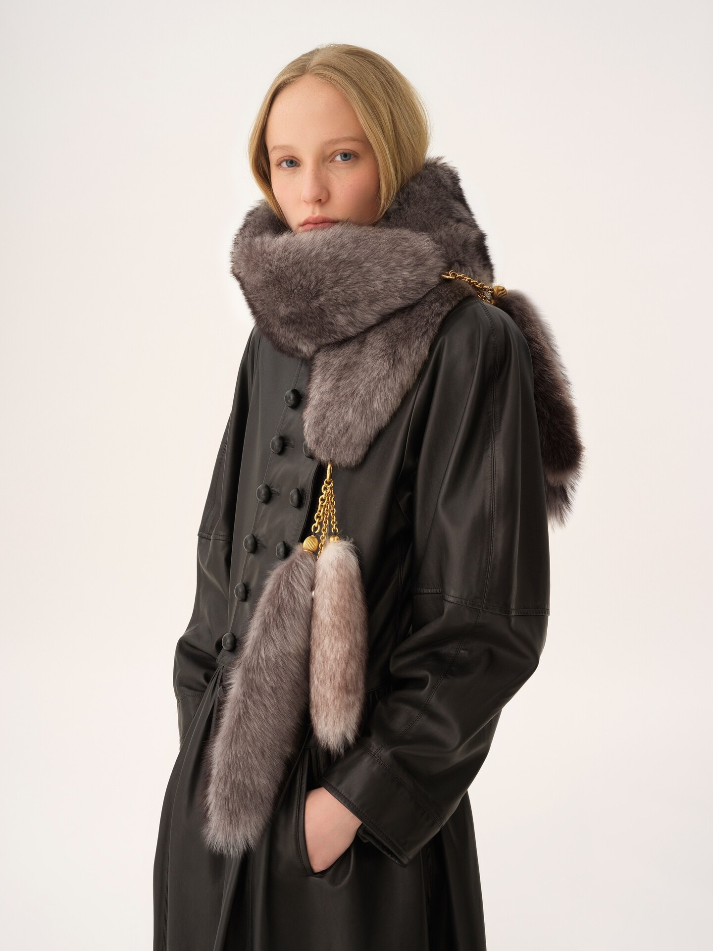 The Treasure Tails scarf in shearling - 5