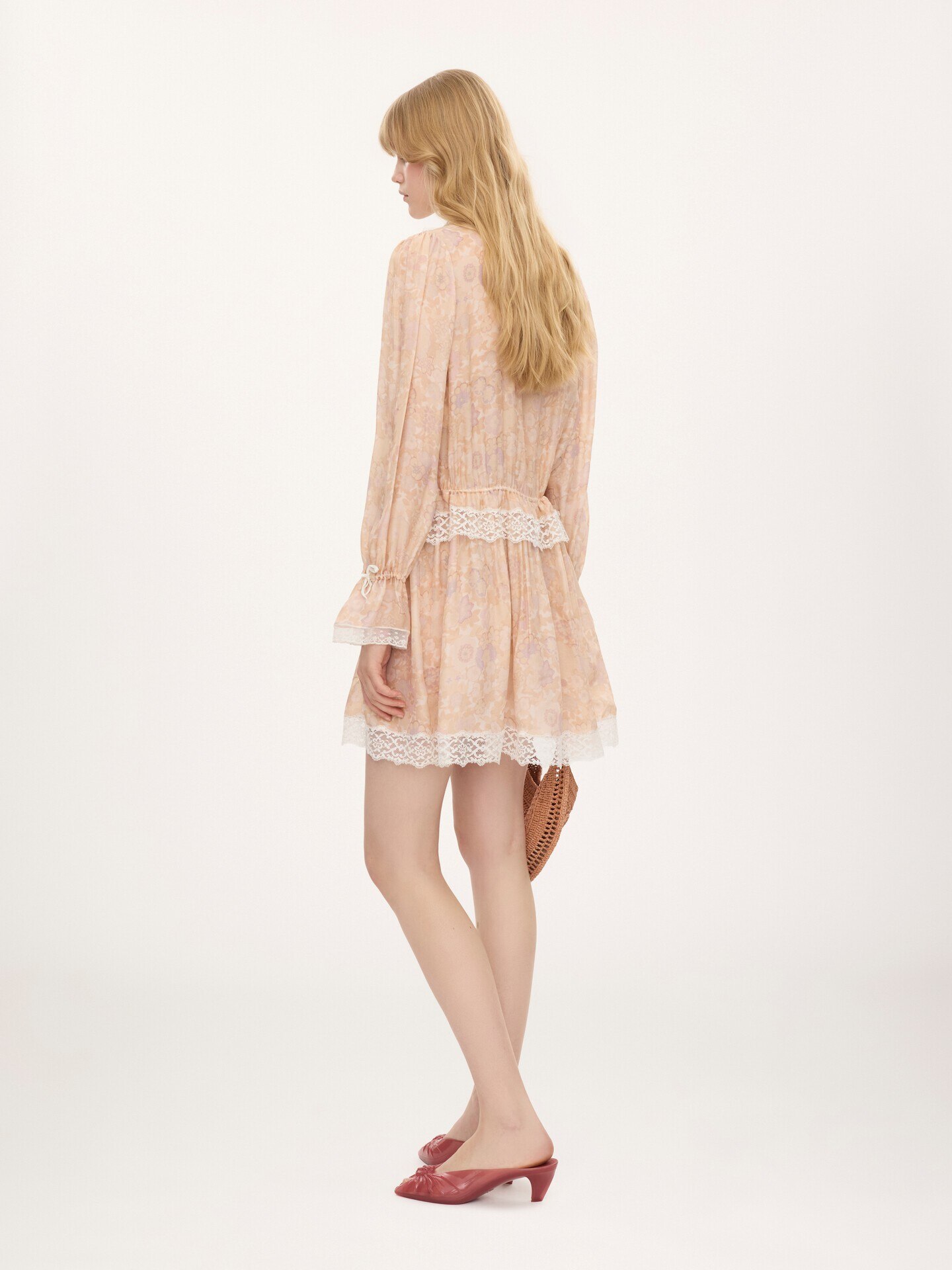 Puff-sleeve mini dress in silk charmeuse & lace - 4.0