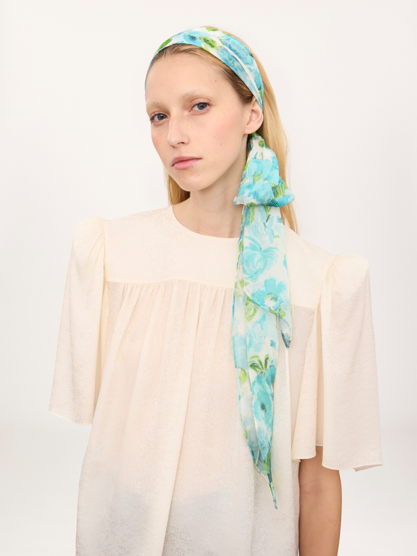 The Chlo&eacute; Wild Flowers bandeau scarf in silk georgette - 3