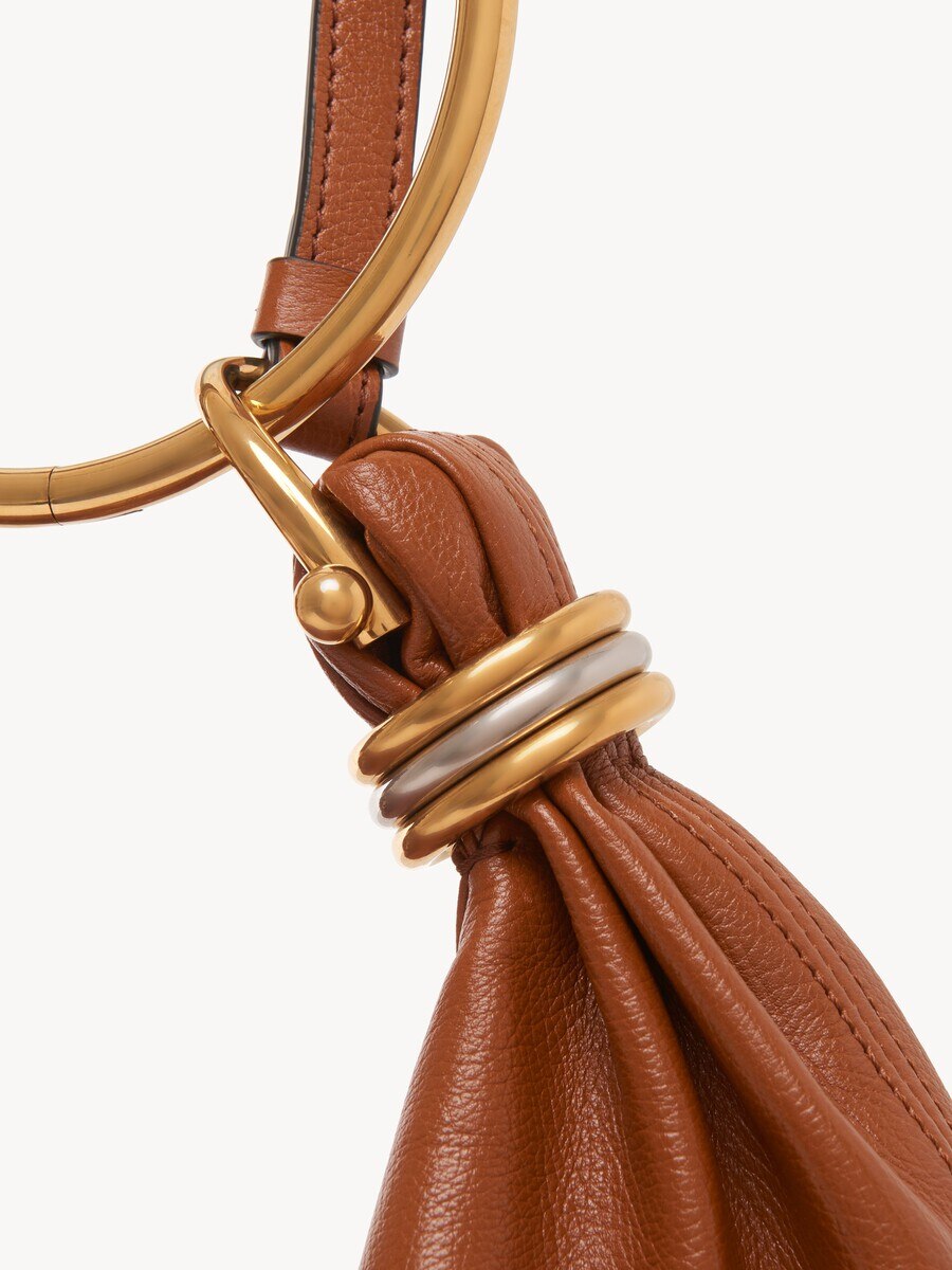 Petit sac hobo Bracelet bag en cuir grain&eacute; - 8