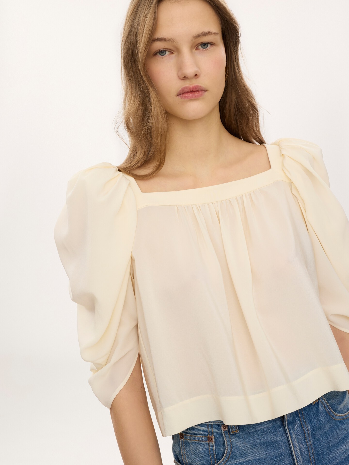 Puff-sleeve pleated top in cr&ecirc;pe de chine - 7