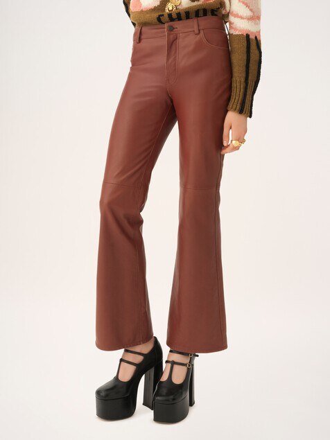 Pantalon &eacute;vas&eacute; en cuir