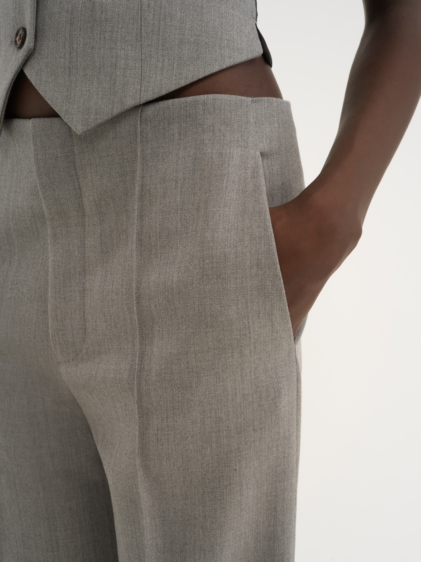 Pantalon &eacute;vas&eacute; en laine grain de poudre - 6