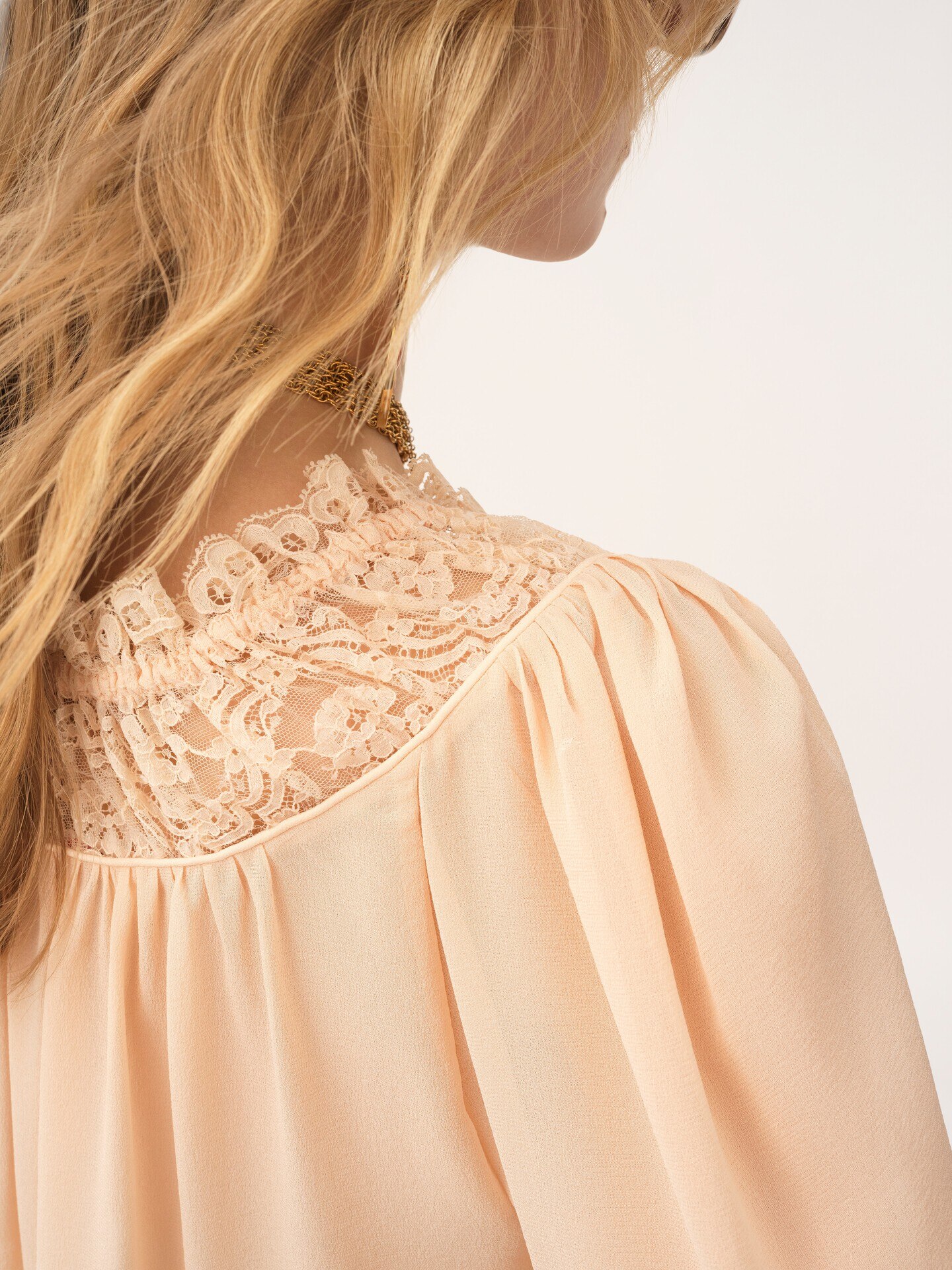 Top cropped de cuello redondo de georgette de seda y encaje - 7