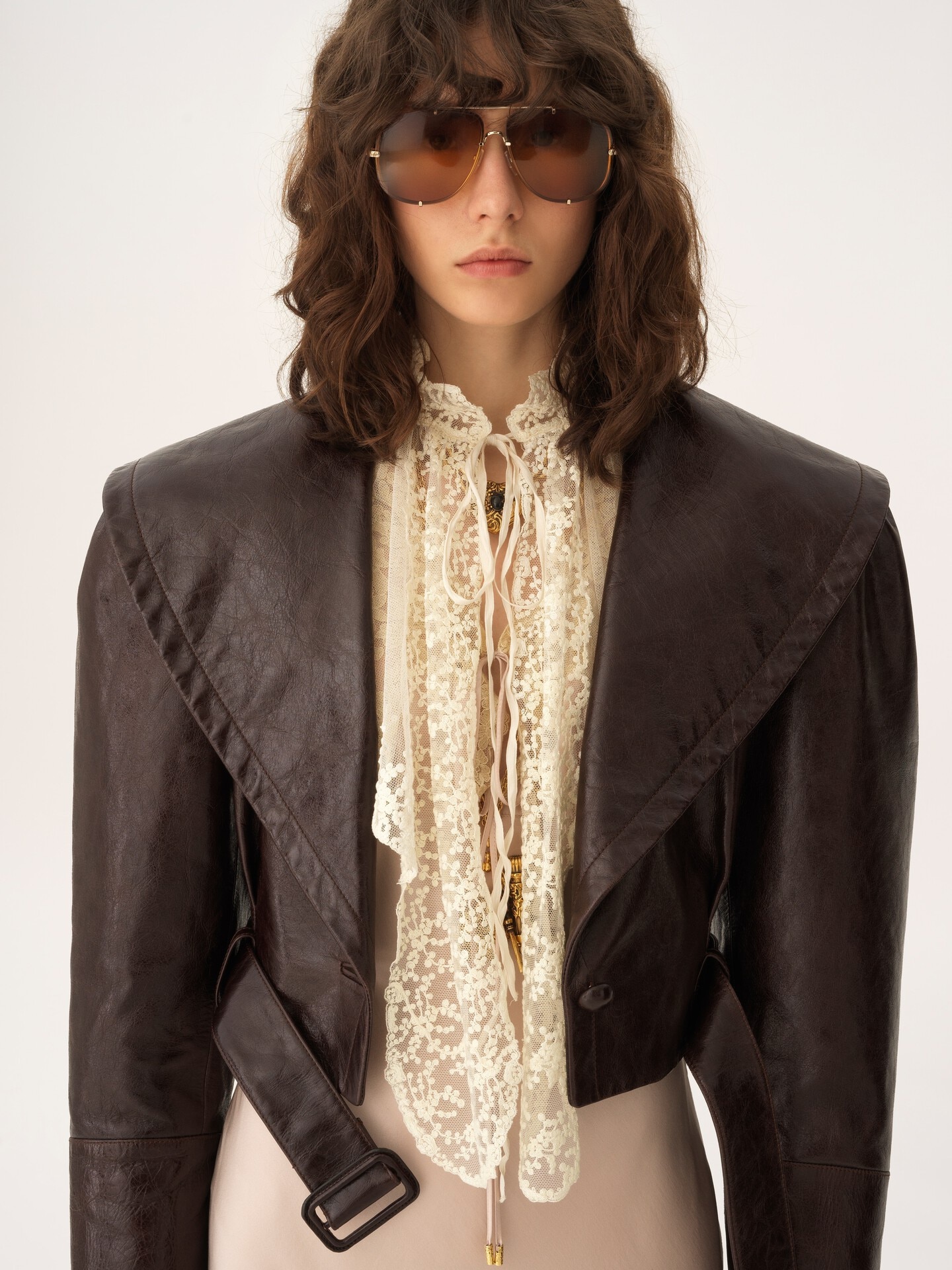 Cropped fitted jacket in leather - 7