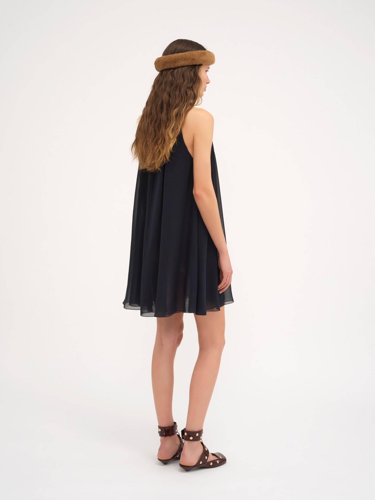 Mini robe en georgette de soie &agrave; cape volant&eacute;e - 10