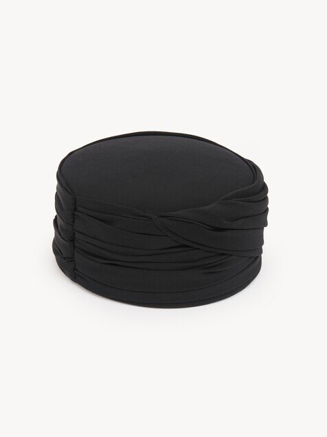 El sombrero Chlo&eacute; Toque en crep&eacute; de seda