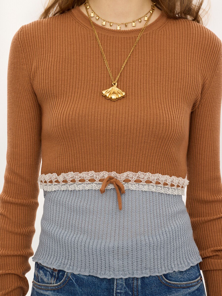 Cropped fitted jumper in a wool knit & lace - 7