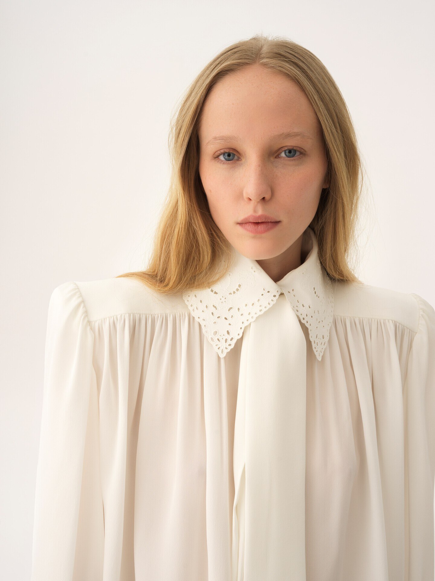 Gathered scarf-tie blouse in cr&ecirc;pe de chine & lace - 7