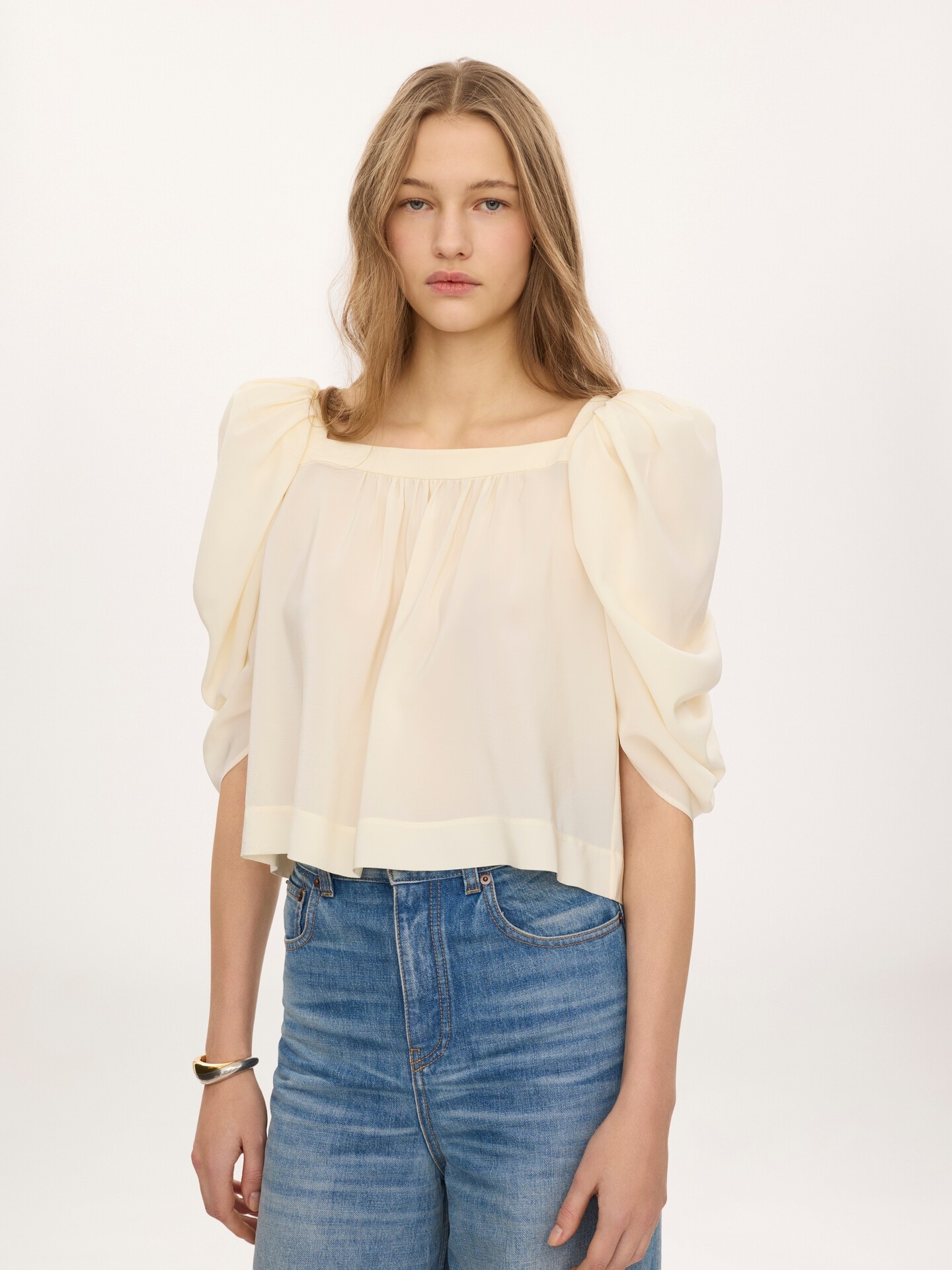 Puff-sleeve pleated top in cr&ecirc;pe de chine - 4