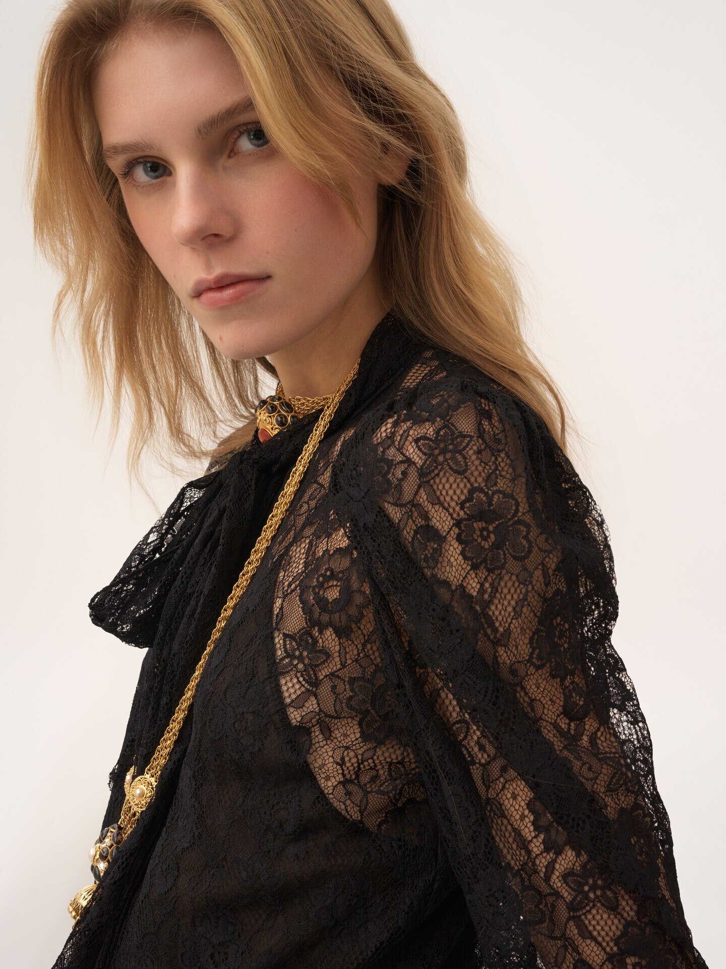 Puff-sleeve lavalli&egrave;re top in floral lace jacquard - 6