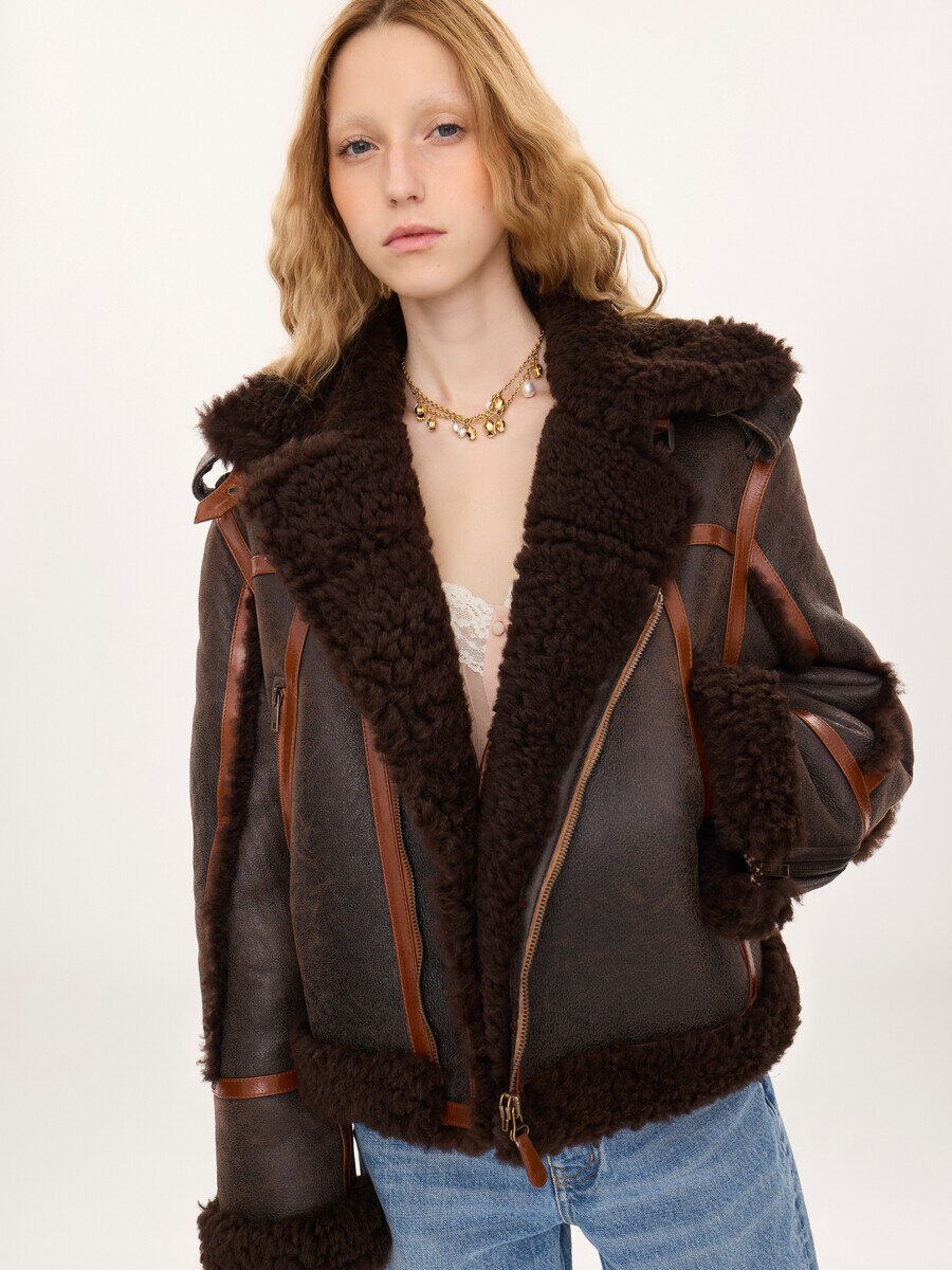 Hochgeschlossene Jacke aus Shearling - 9