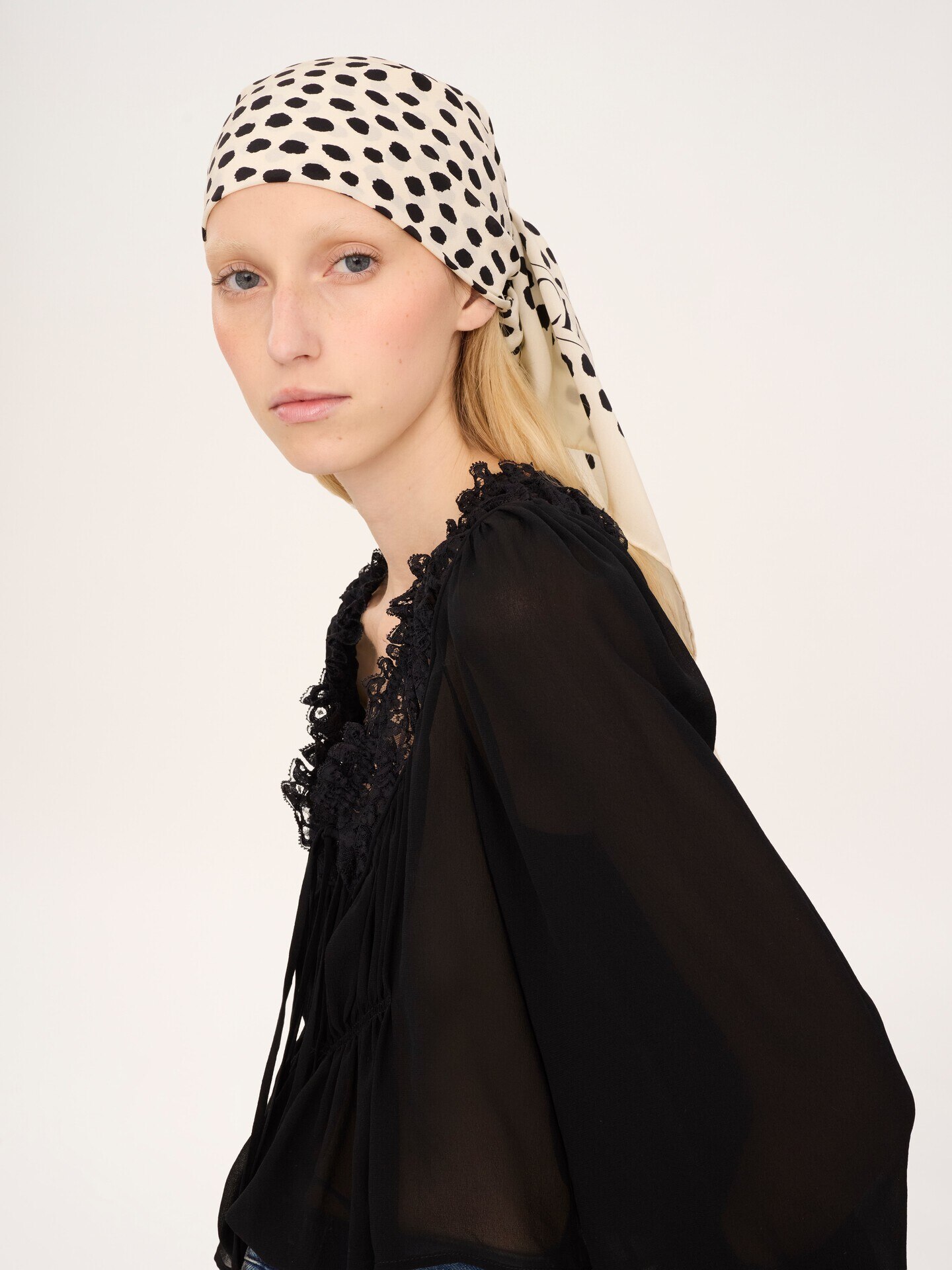 The Chlo&eacute; Spotted square scarf in silk - 4